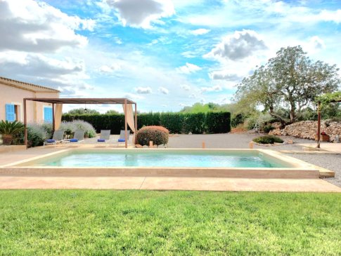 Poolterrasse mit Sonnenliegen und Schattenpergola, Finca Tanca Gran, Felanitx