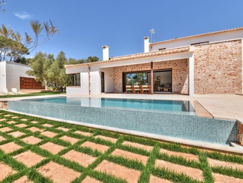 Überlauf-Pool und Wohngebäude mit Sitzplatz auf der Terrasse, Chalet Nou, Porto Petro