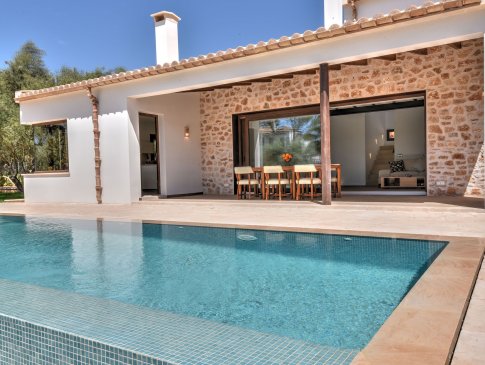 Überlauf-Pool und Wohngebäude mit Sitzplatz auf der Terrasse, Chalet Nou, Porto Petro