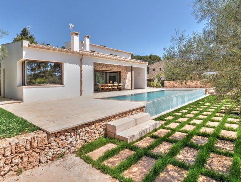 Poolterrasse, Überlauf-Pool und Wohngebäude mit Sitzplatz auf der Terrasse, Chalet Nou, Porto Petro