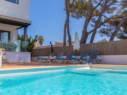 Blick aus dem Pool zur Poolterrasse und Essplatz auf der Terrasse am Haus, Casa Marian, Can Picafort