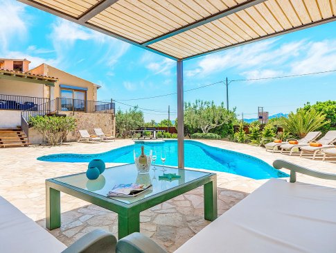 Poolterrasse mit außergewöhnlicher Poolform, Finca Estrella Pollensa Mallorca 01
