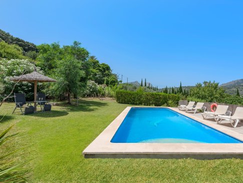 Eingebettet in viel Grün und Natur - der Pool der Finca Coster del Puig, Pollensa