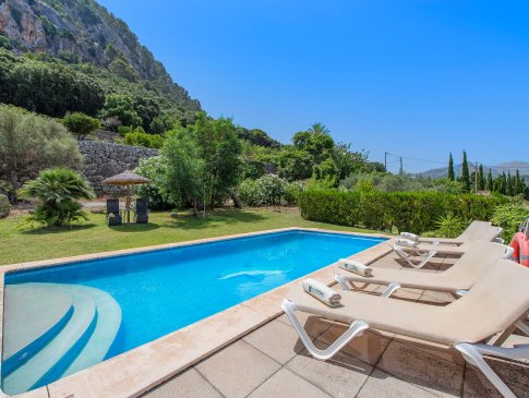 Poolterrasse mit Liegestühlen und Blick in hügelige Natur, Finca Coster del Puig, Pollensa