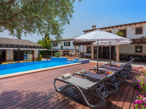 Poolterrasse mit Sonnenliegen und Sonnenschirmen, Finca Morell Vell, Pollensa