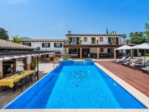 Poolbereich mit Essplatz vor der Somme und Wohngebäude, Finca Morell Vell, Pollensa