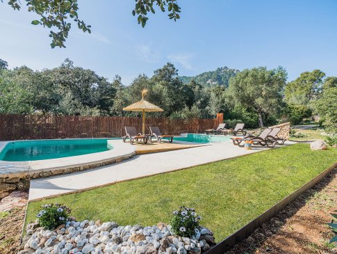 Poolbereich mit Liegestühlen und Sonnenschirm, Finca Can Romani, Pollensa