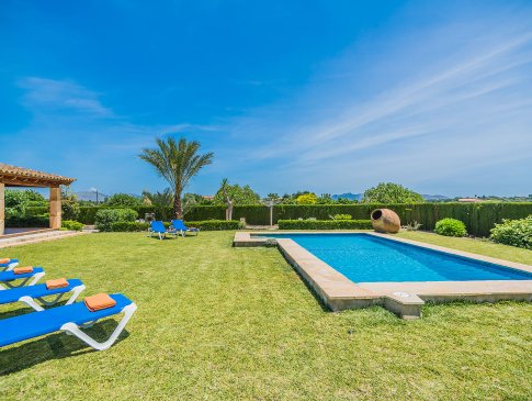 Sonnenliegen auf dem Rasen am Pool, Finca Ca Na Francsica, Alcudia
