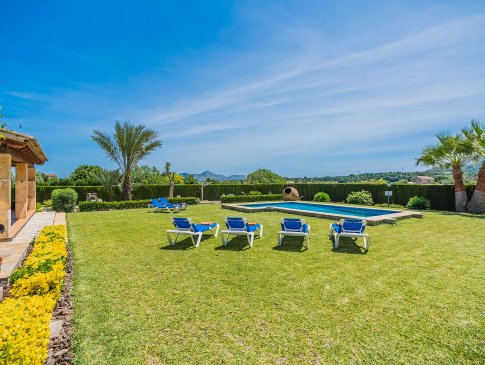Weitläufiger Garten mit viel Rasen und Pool, Finca Ca Na Francsica, Alcudia