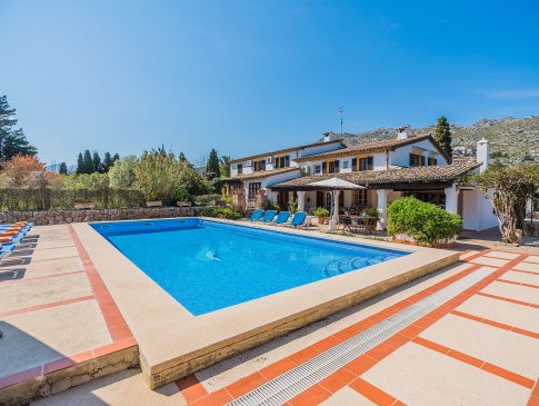 Poolbereich mit Sonnenliegen, Finca Can Giro, Pollensa