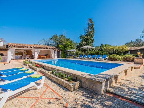 Poolbereich mit Sonnenliegen und Blick zur Sommerküche, Finca Can Giro, Pollensa