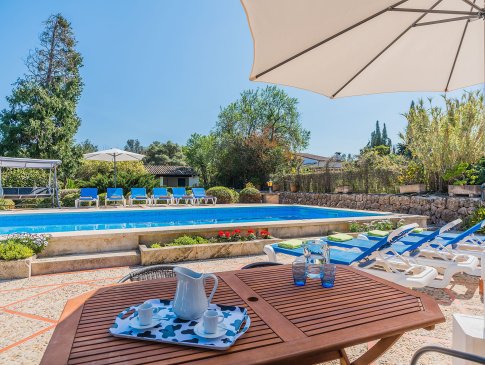 Essplatz am Pool mit Sonnenschirm und rundem Tisch, Finca Can Giro, Pollensa