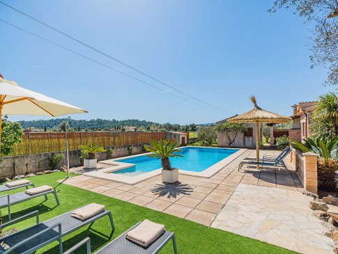 Uneinsehbarer Poolbereich mit Sonnenliegen, Sonnenschirmen und Außendusche, Finca Villa Magdalena, Pollensa