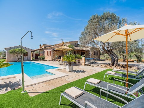 Poolbereich mit Sonnenliegen, Sonnenschirmen und Außendusche, Finca Villa Magdalena, Pollensa