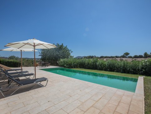 Sonnenliegen und Sonnenschirme auf der Poolterrasse, Finca Calma, Sant Llorenc